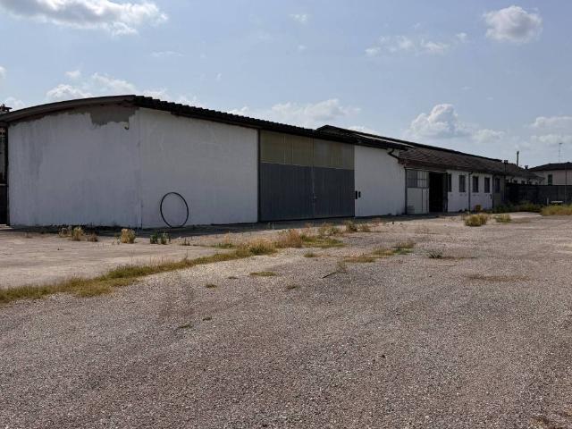 Locale Commerciale in vendita a Badia Polesine, Veneto