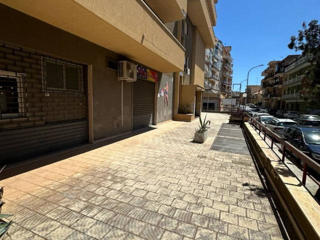 Locale Commerciale in vendita a Bagheria, Sicilia