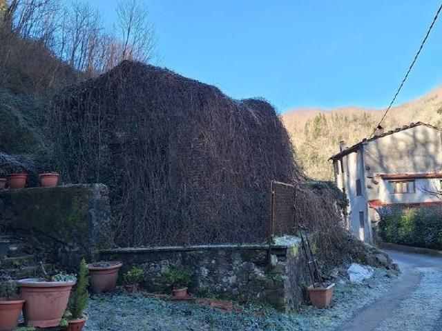 Locale Commerciale in vendita a Unione dei comuni Media Valle del Serchio, Fabbriche Casabasciana