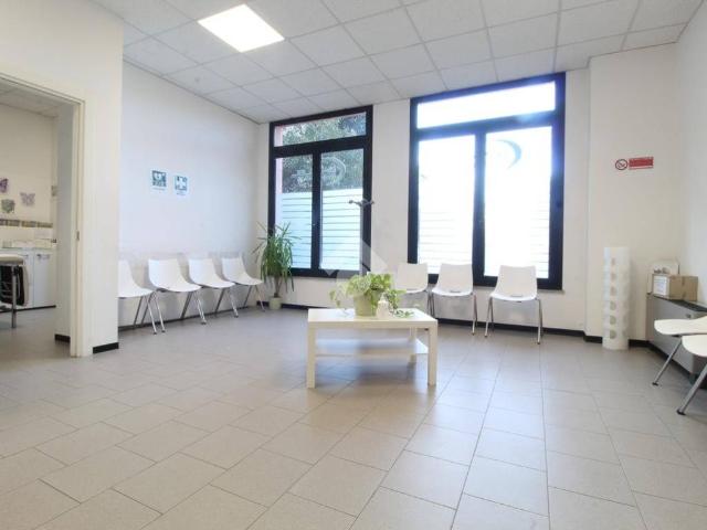 Locale Commerciale in vendita a Terra di Mezzo, Re