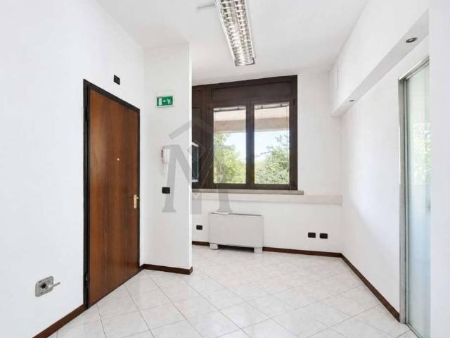 Locale Commerciale in vendita a Bagnolo in Piano