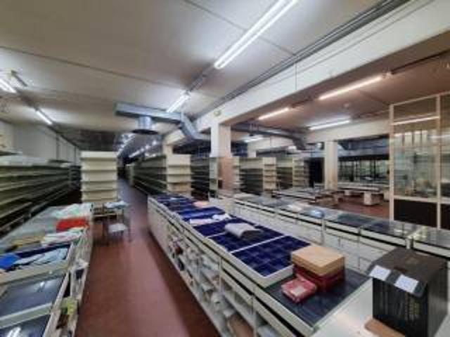 Locale Commerciale in vendita a Terra di Mezzo, Re