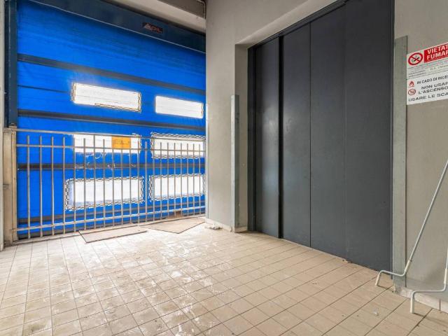 Locale Commerciale in vendita a Villaggio Gorizia, Baranzate