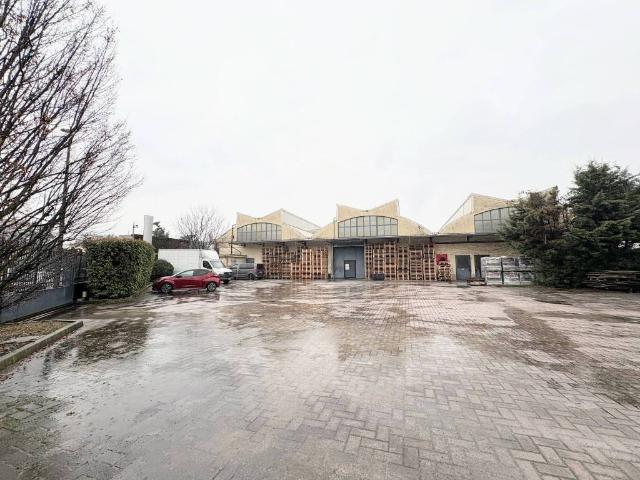 Locale Commerciale in vendita a Baranzate, Lombardia