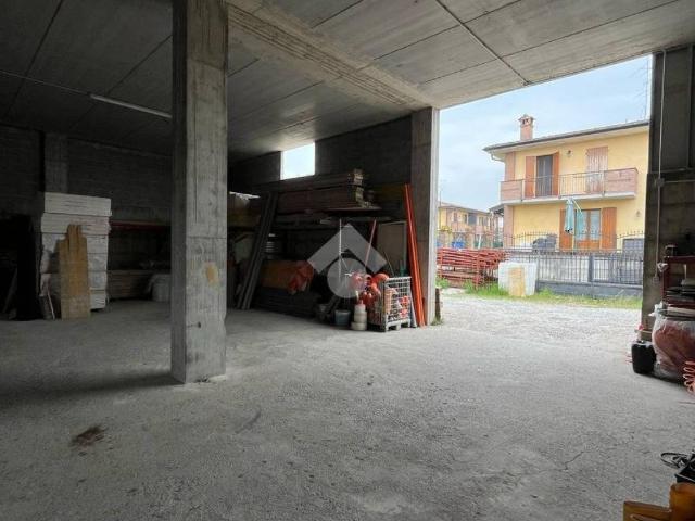 Locale Commerciale in vendita a Barbata, Lombardia