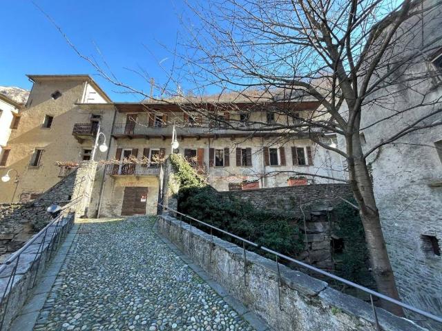 Locale Commerciale in vendita a Bard, Aosta