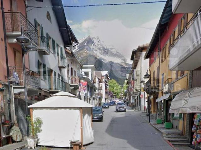 Locale Commerciale in vendita a Bardonecchia, Torino