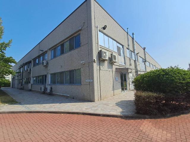 Locale Commerciale in vendita a Bareggio, Lombardia