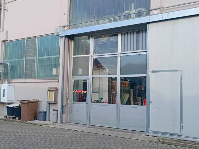 Locale Commerciale in vendita a Bareggio, Lombardia