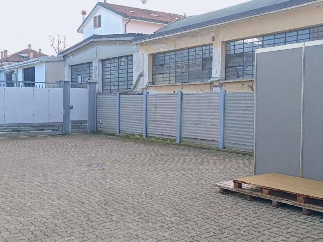 Locale Commerciale in vendita a Bareggio, Lombardia