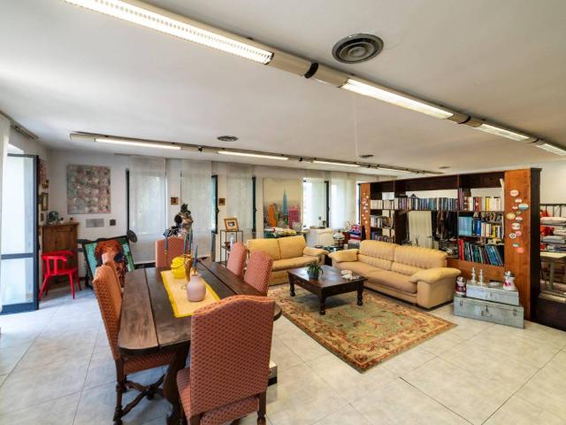 Locale Commerciale in vendita a Bareggio, Lombardia