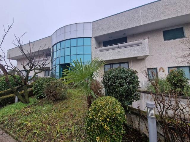 Locale Commerciale in vendita a Bareggio, Lombardia