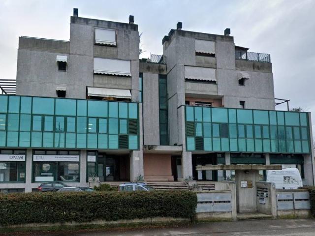 Locale Commerciale in vendita a Bareggio, Lombardia