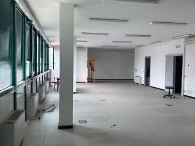 Locale Commerciale in vendita a Bareggio, Lombardia