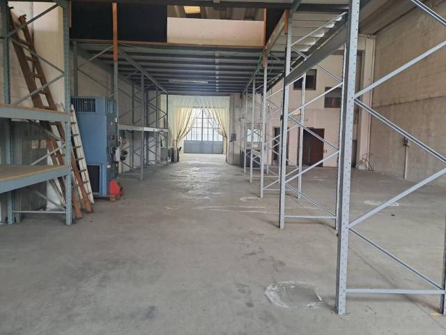 Locale Commerciale in vendita a Bareggio, Lombardia
