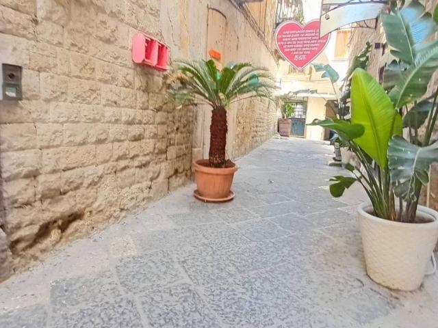 Locale Commerciale in vendita a Municipio 1, Puglia