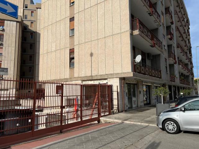 Locale Commerciale in vendita a Puglia, Bari