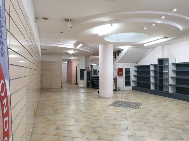 Locale Commerciale in vendita a Municipio 2, Puglia