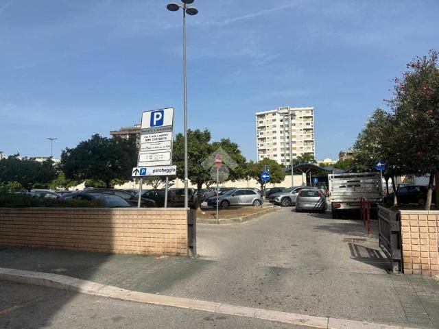 Locale Commerciale in vendita a Municipio 2, Puglia