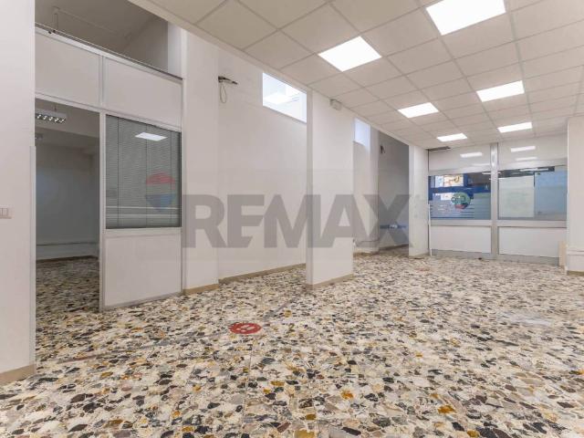 Locale Commerciale in vendita a Puglia, Bari