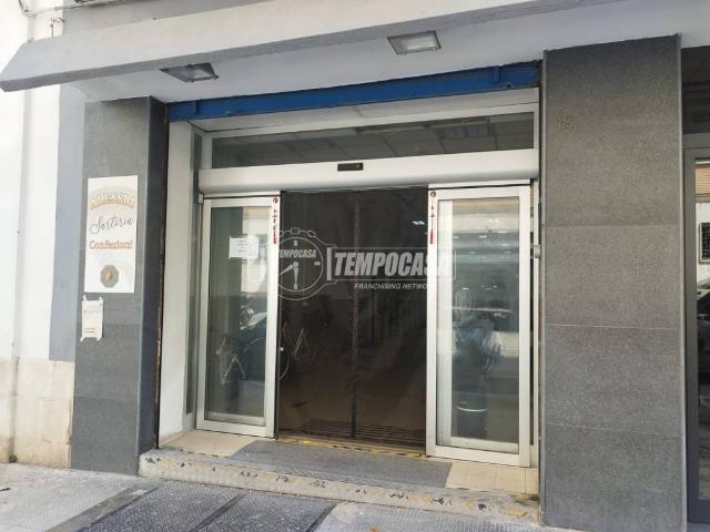 Locale Commerciale in vendita a Puglia, Bari