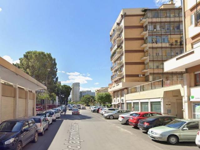 Locale Commerciale in vendita a Municipio 2, Puglia