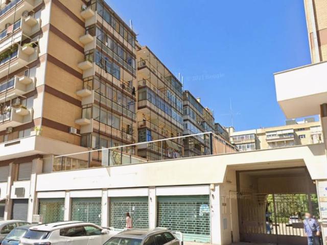 Locale Commerciale in vendita a Municipio 2, Puglia