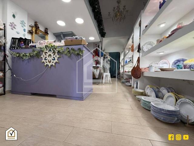 Locale Commerciale in vendita a Municipio 1, Puglia