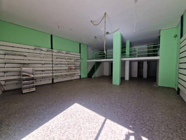 Locale Commerciale in vendita a Municipio 4, Puglia