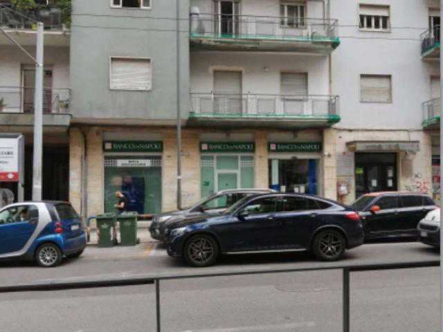 Locale Commerciale in vendita a Municipio 2, Puglia