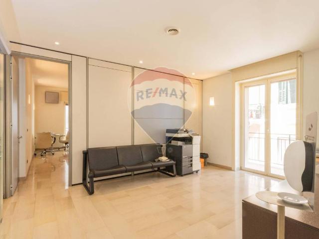 Locale Commerciale in vendita a Puglia, Bari