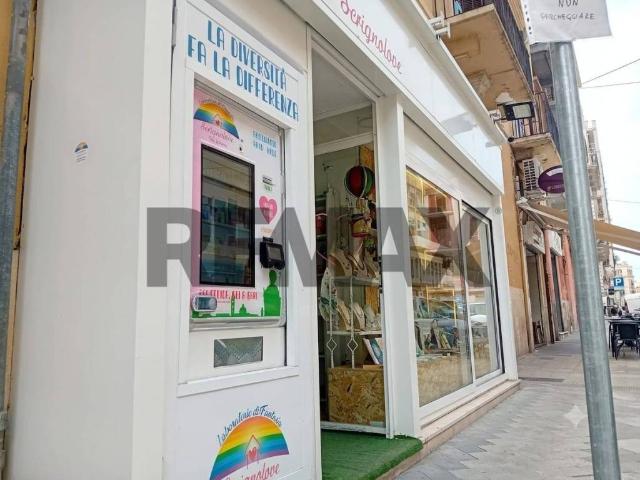 Locale Commerciale in vendita a Municipio 1, Puglia