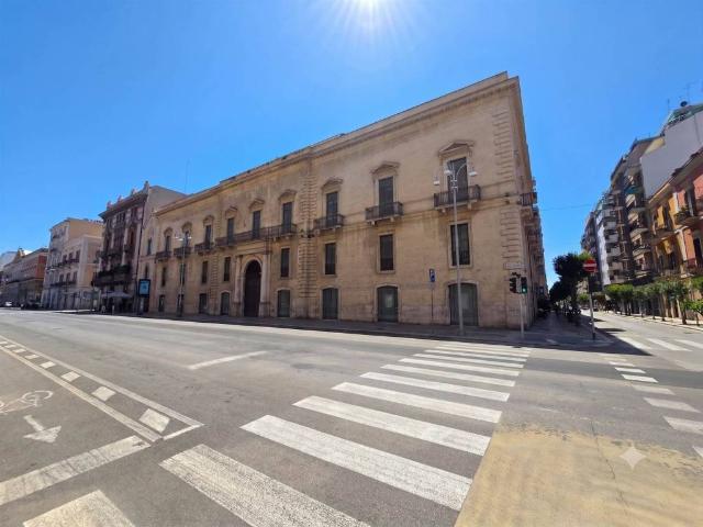 Locale Commerciale in vendita a Municipio 1, Puglia