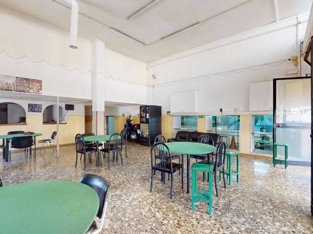 Locale Commerciale in vendita a Puglia, Bari