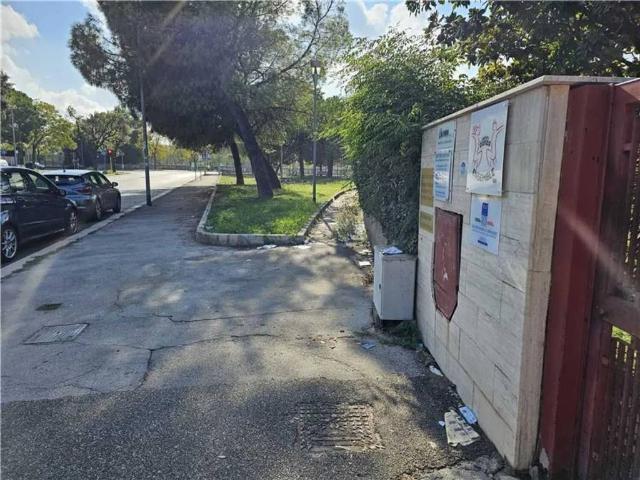 Locale Commerciale in vendita a Poggiofranco, Bari