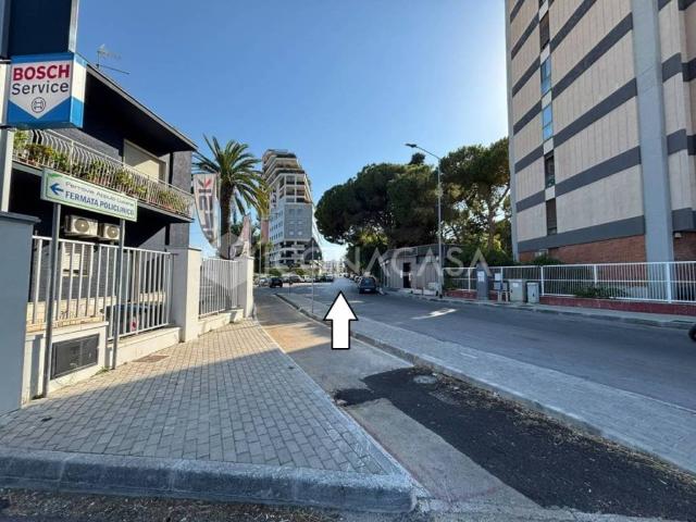Locale Commerciale in vendita a Municipio 2, Bari