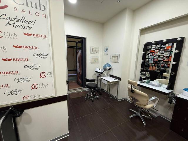 Locale Commerciale in vendita a Municipio 1, Puglia