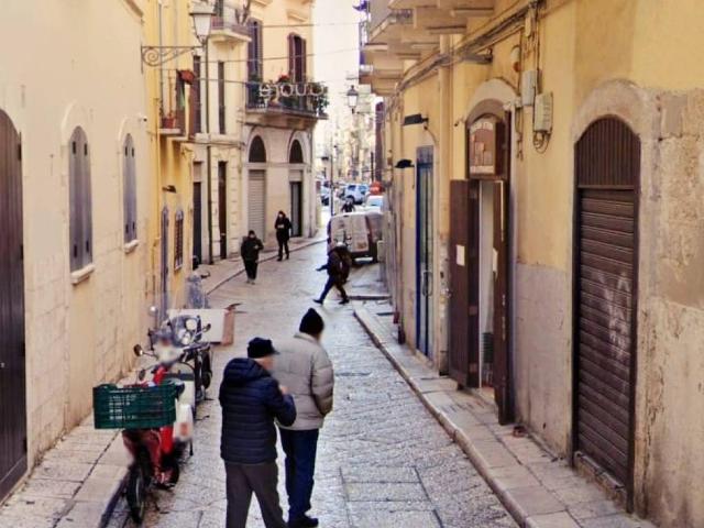 Locale Commerciale in vendita a Municipio 1, Puglia