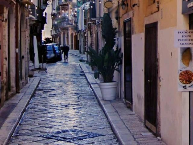 Locale Commerciale in vendita a Municipio 1, Puglia