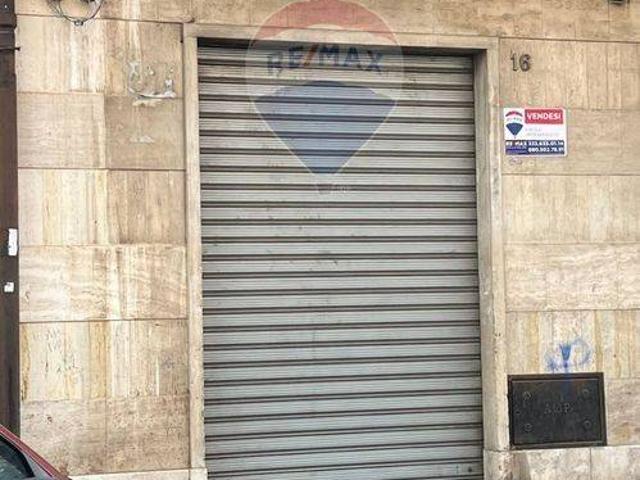 Locale Commerciale in vendita a Libertà, Bari