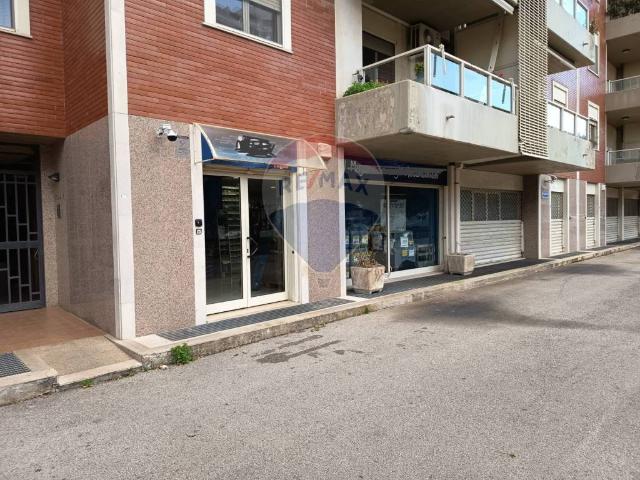 Locale Commerciale in vendita a Poggiofranco, Bari