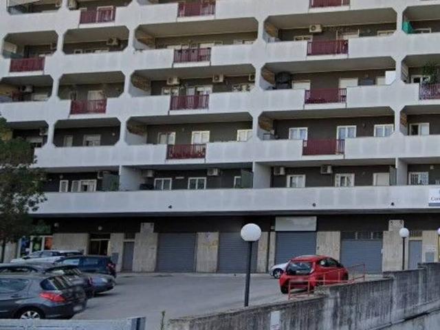 Locale Commerciale in vendita a Poggiofranco, Bari