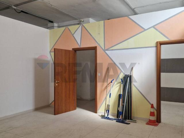 Locale Commerciale in vendita a Mungivacca, Puglia