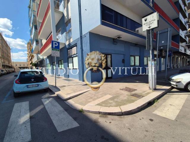 Locale Commerciale in vendita a Municipio 1, Puglia