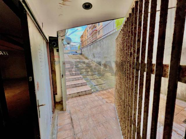 Locale Commerciale in vendita a Japigia, Puglia