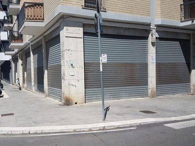 Locale Commerciale in vendita a Municipio 1, Puglia