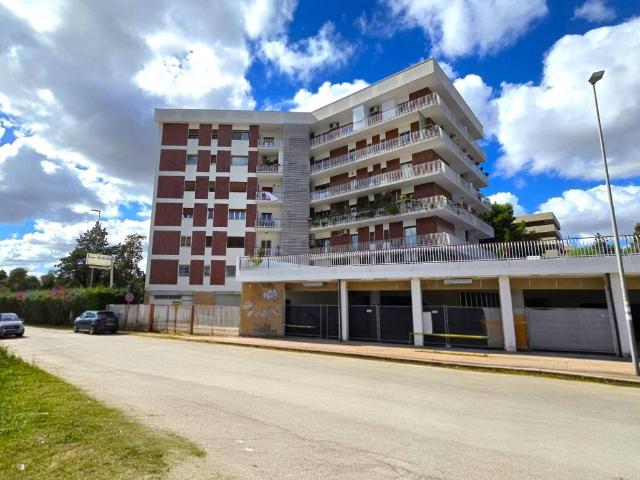 Locale Commerciale in vendita a Puglia, Bari