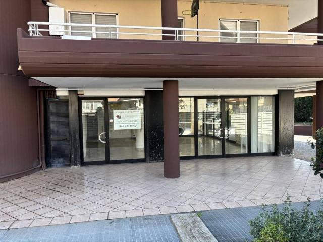 Locale Commerciale in vendita a Municipio 4, Puglia