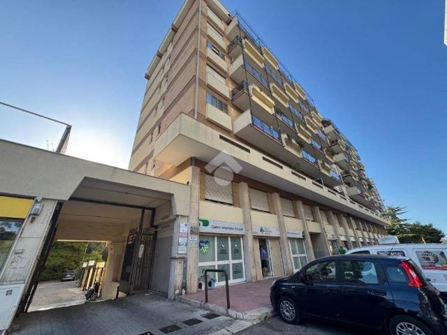 Locale Commerciale in vendita a Municipio 2, Bari