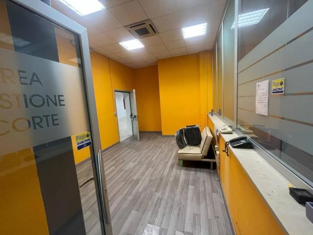 Locale Commerciale in vendita a Santa Rita, Puglia